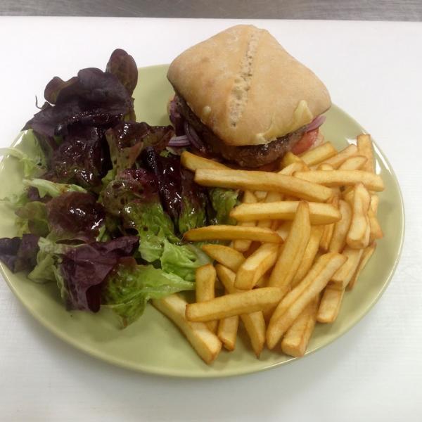 Burger frite salade